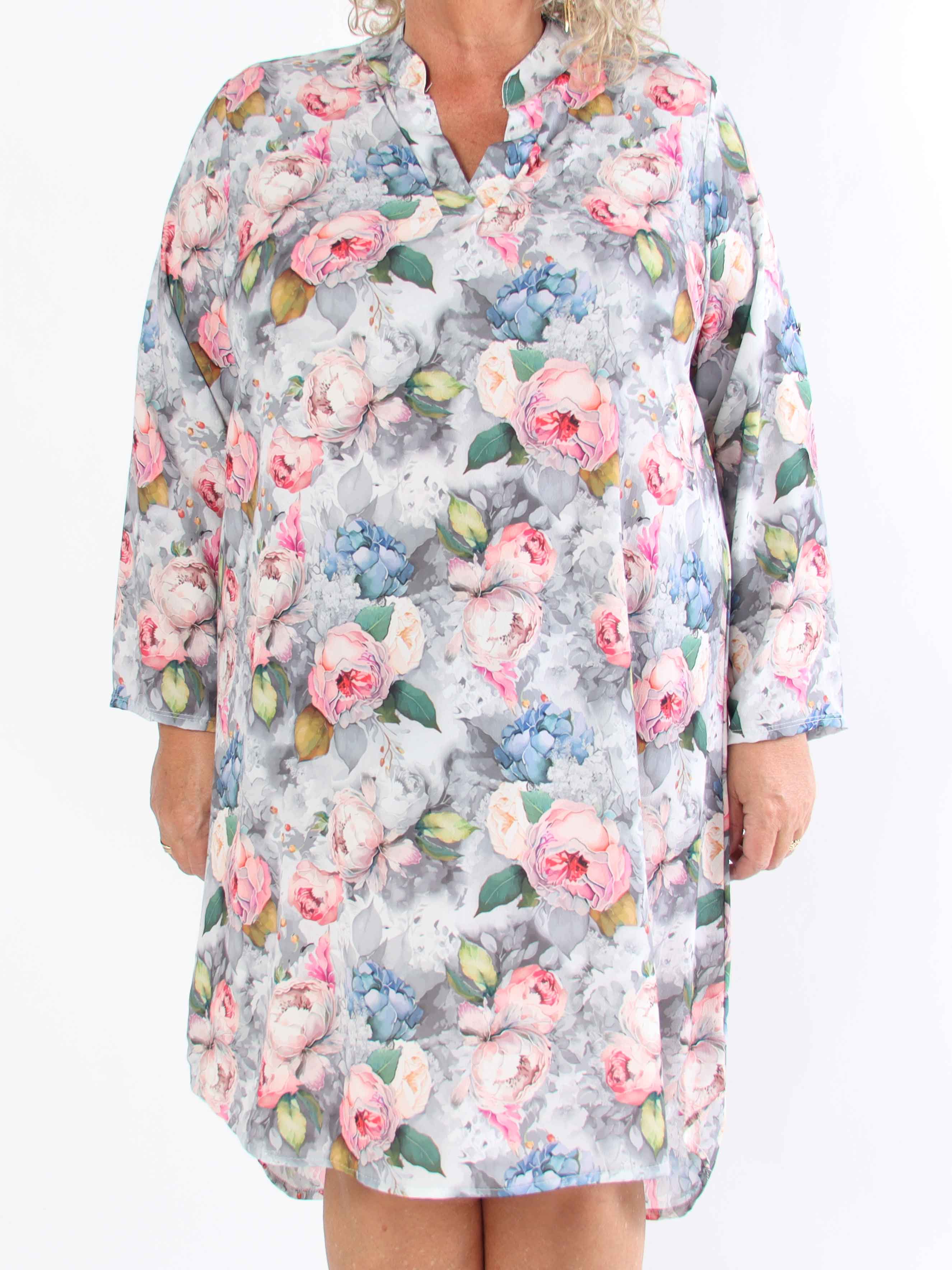 Vanesa Flower Dress - Plus size-klänning i viskos med blommiga motiv